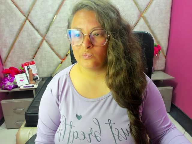 SaraThonson's BongaCams show and profile