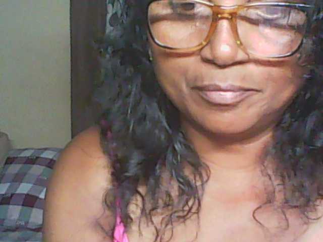 le modèle hotmomsexy est en webcam porno dans un show sur le site bongacams, il possède les tags suivants: Ebony,Brunette,Shaved