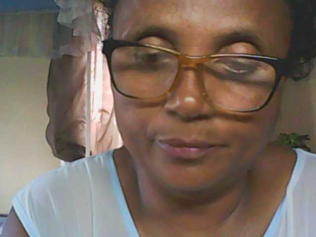 le modèle hotmomsexy est en webcam porno dans un show sur le site bongacams, il possède les tags suivants: Ebony,Brunette,Shaved