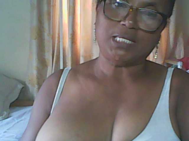 hotmomsexy's BongaCams show and profile