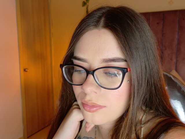 Wanda-Olsenn's BongaCams show and profile