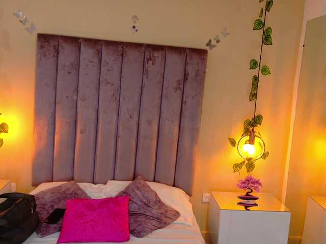 Wanda-Olsenn's BongaCams show and profile