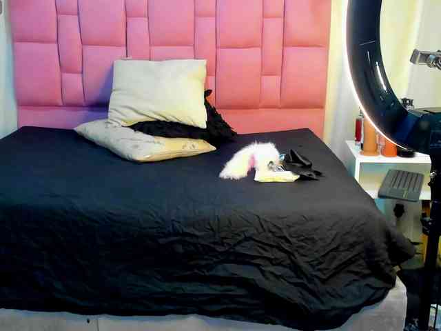 Samantha-black webcam