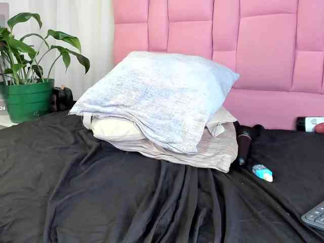 Samantha-black webcam