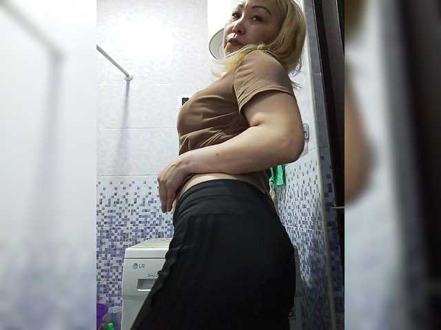 Qweentis's BongaCams show and profile