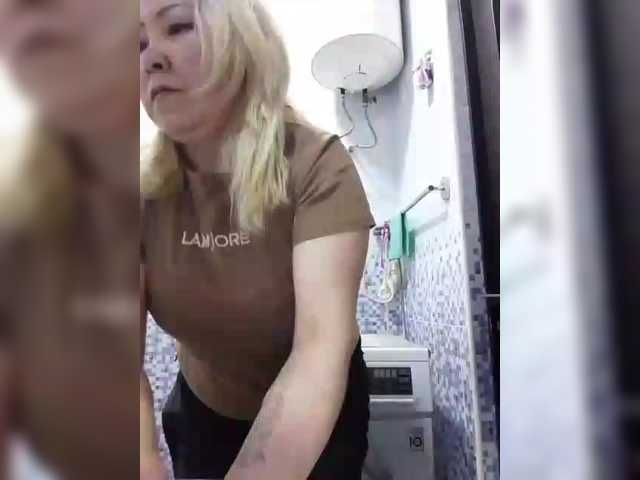 Qweentis's BongaCams show and profile