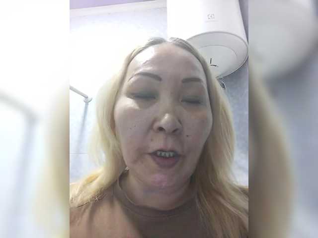 Qweentis's BongaCams show and profile