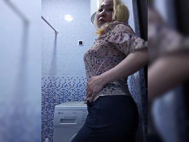 Qweentis's BongaCams show and profile