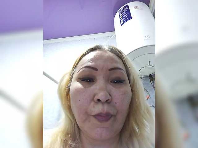 Qweentis's BongaCams show and profile