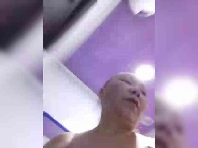 F_L_I_R_T_I_N_G webcam