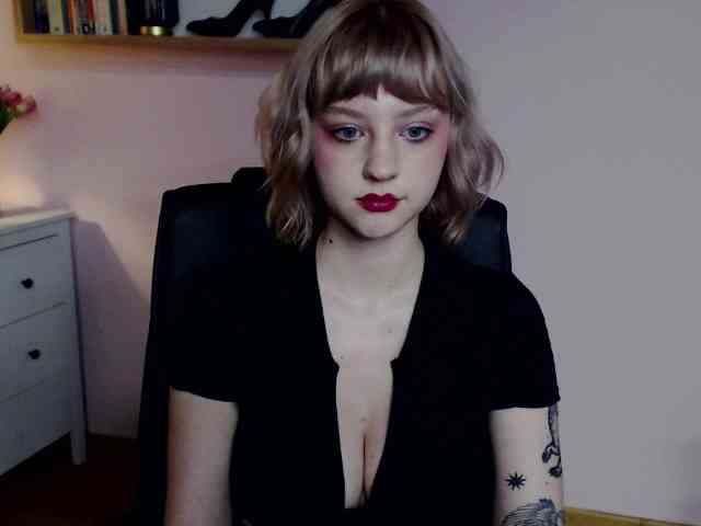 MadelineLOVE99 webcam