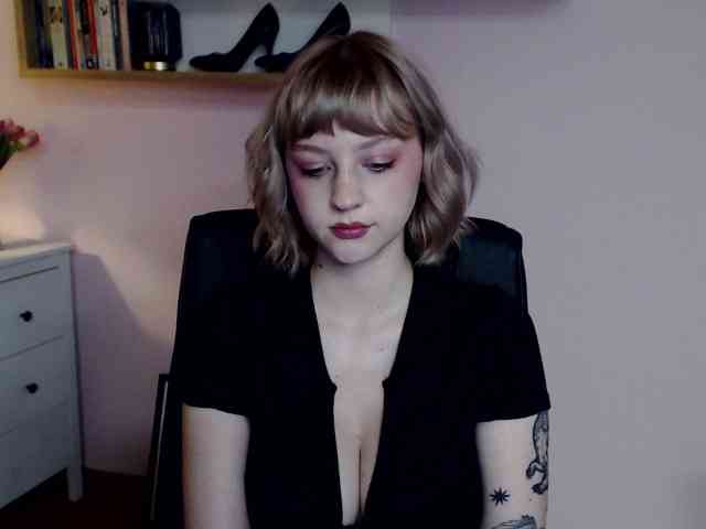 MadelineLOVE99 webcam