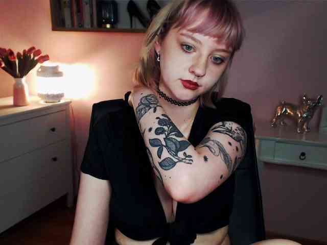 MadelineLOVE99 webcam