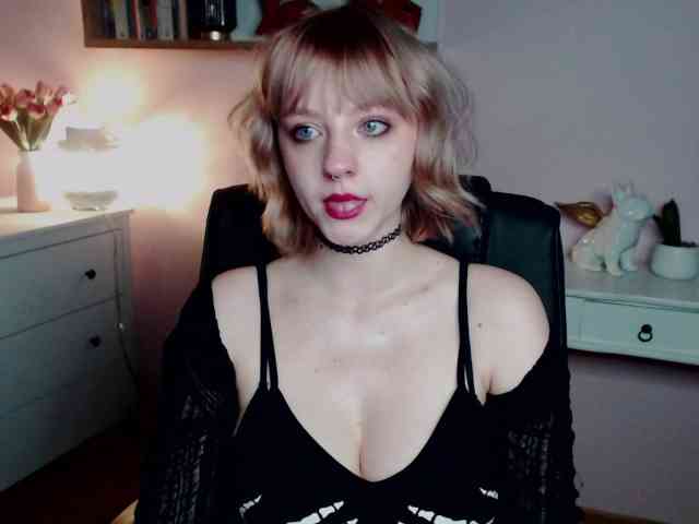MadelineLOVE99 webcam