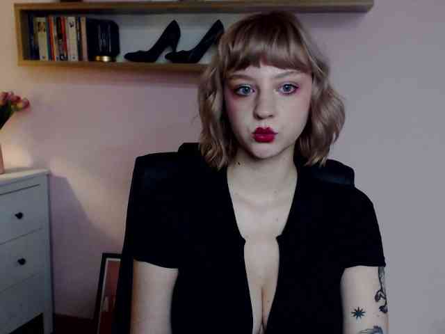 MadelineLOVE99 webcam