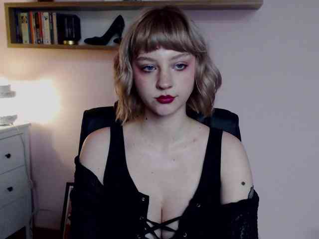 MadelineLOVE99 webcam