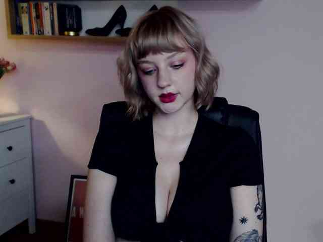 MadelineLOVE99 webcam