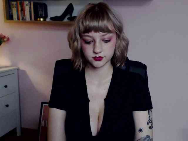 MadelineLOVE99 webcam