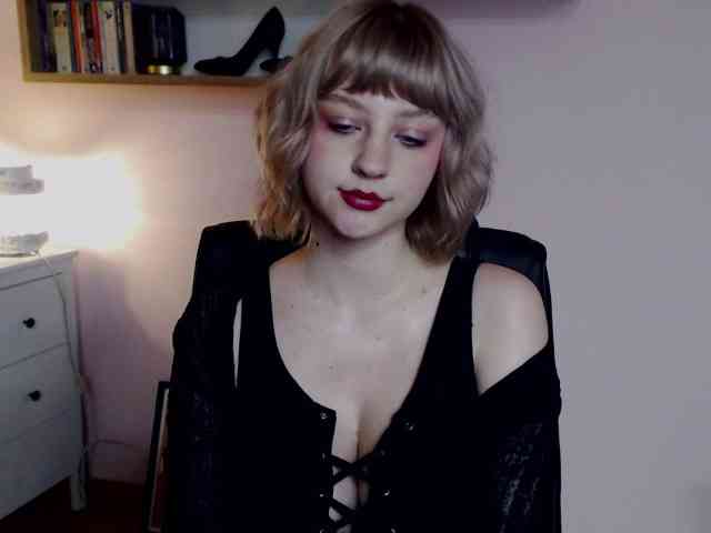 MadelineLOVE99 webcam