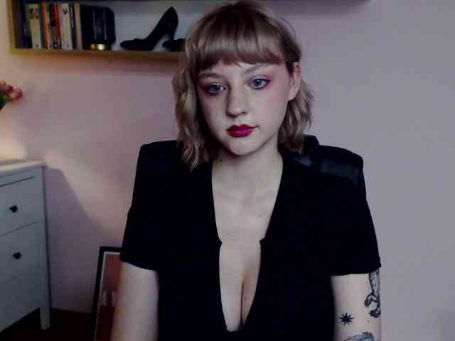 MadelineLOVE99 webcam