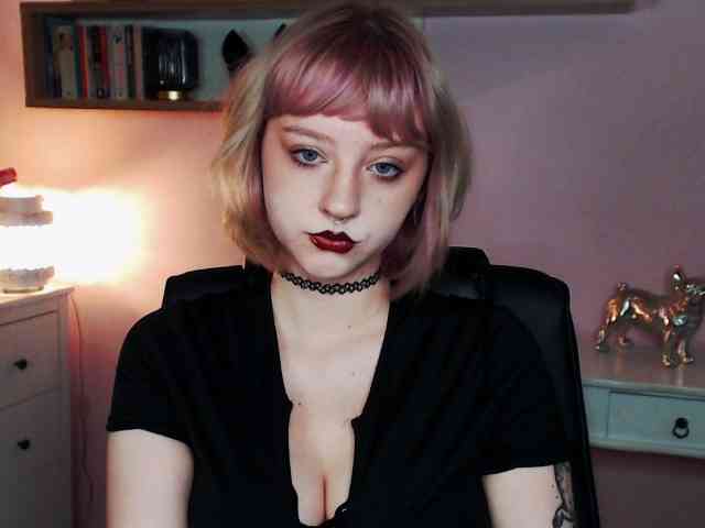 MadelineLOVE99 webcam