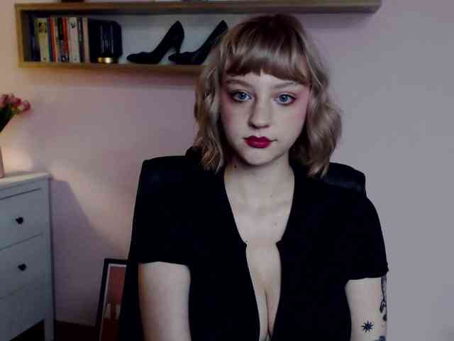 MadelineLOVE99 webcam