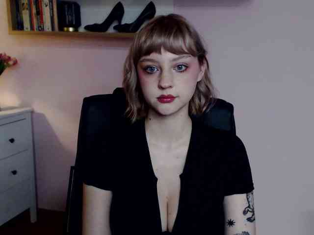 MadelineLOVE99 webcam