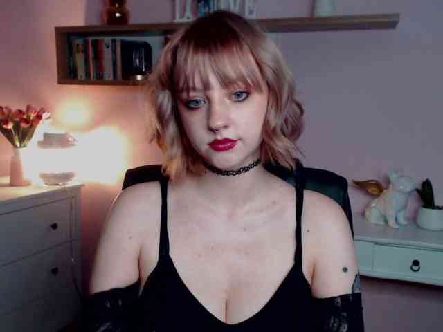 MadelineLOVE99 webcam