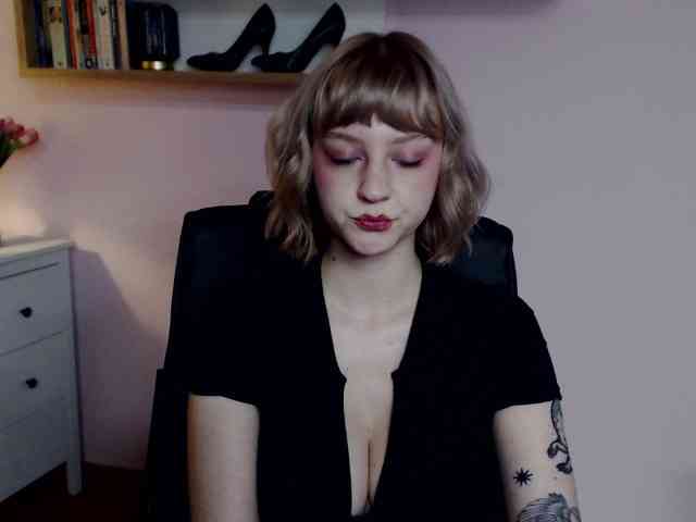 MadelineLOVE99 webcam