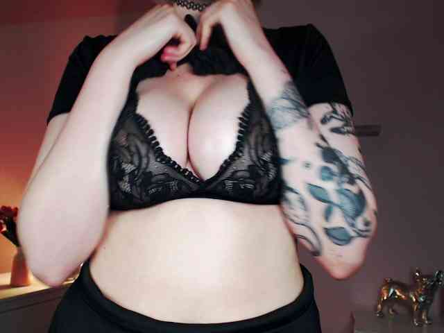 MadelineLOVE99 webcam