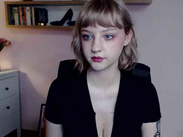 MadelineLOVE99 webcam
