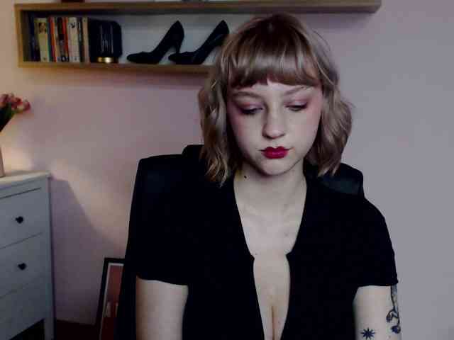 MadelineLOVE99 webcam