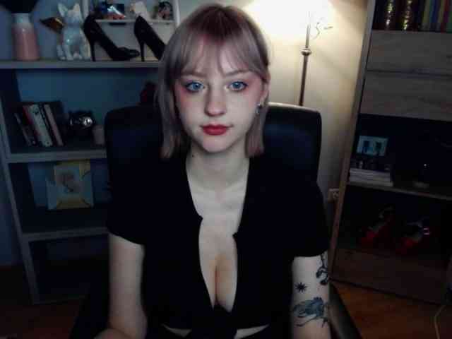 MadelineLOVE99 webcam
