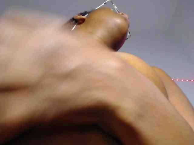 Pleassing-ebonny webcam