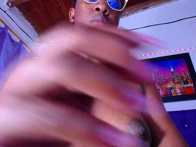 Pleassing-ebonny webcam