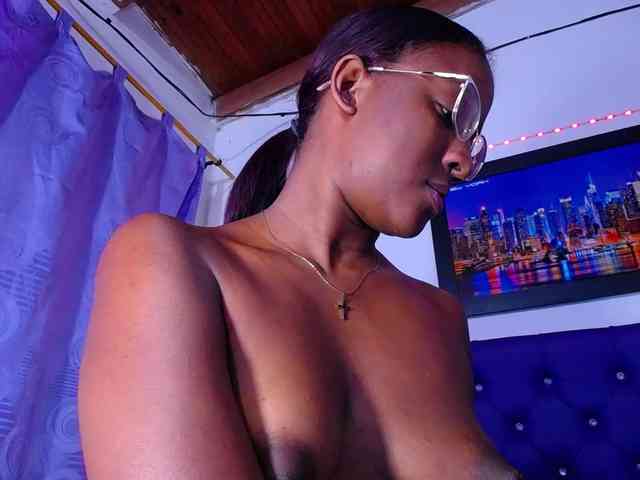 Pleassing-ebonny webcam