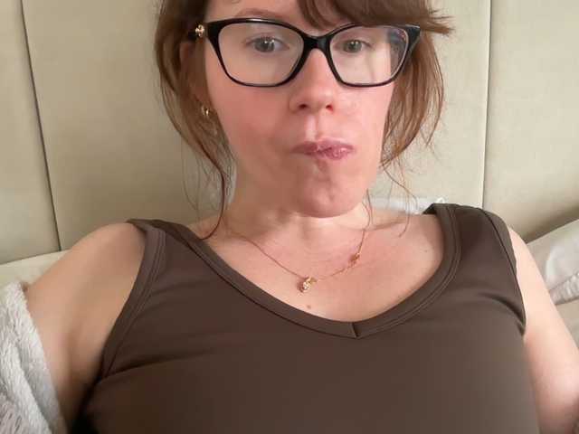 REDHEADROSIE live cam profile