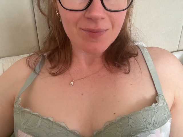 REDHEADROSIE's BongaCams show and profile