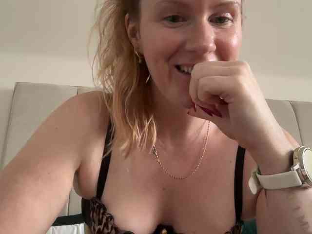 REDHEADROSIE webcam