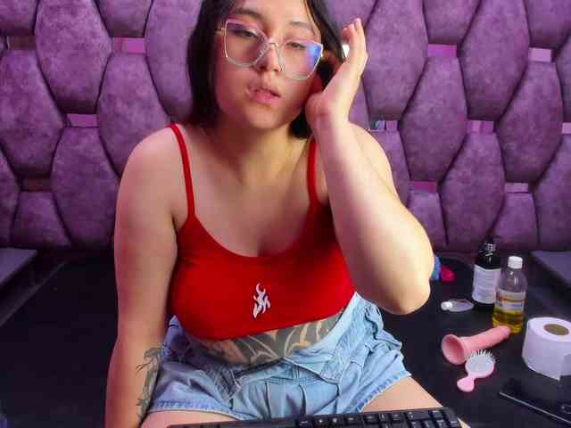 MiaHarvey webcam