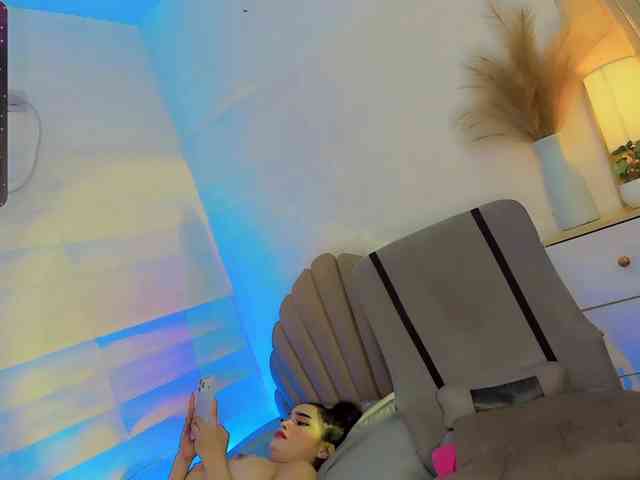 Urclassy-sluttt Live Webcam on BongaCams