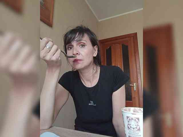 Hellenalonenochka webcam