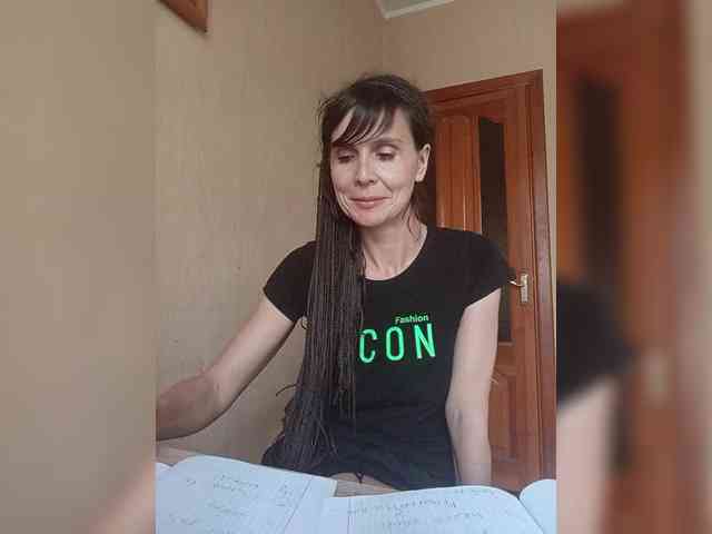Hellenalonenochk... Live Webcam on BongaCams