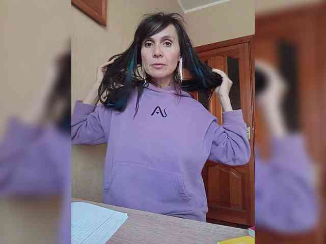 Hellenalonenochk... Live Webcam on BongaCams