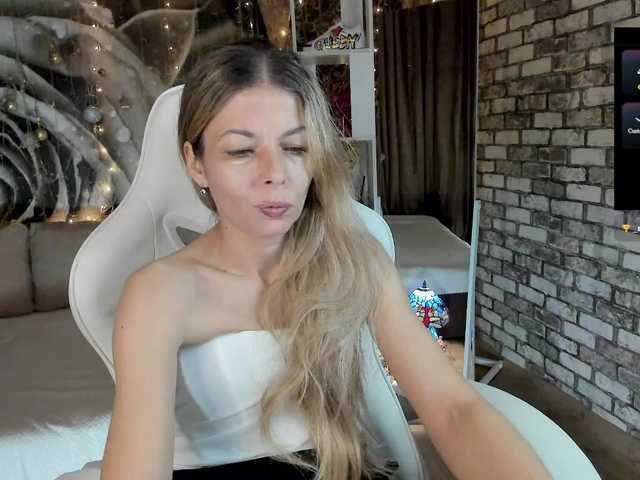 Eva-Melow's BongaCams show and profile