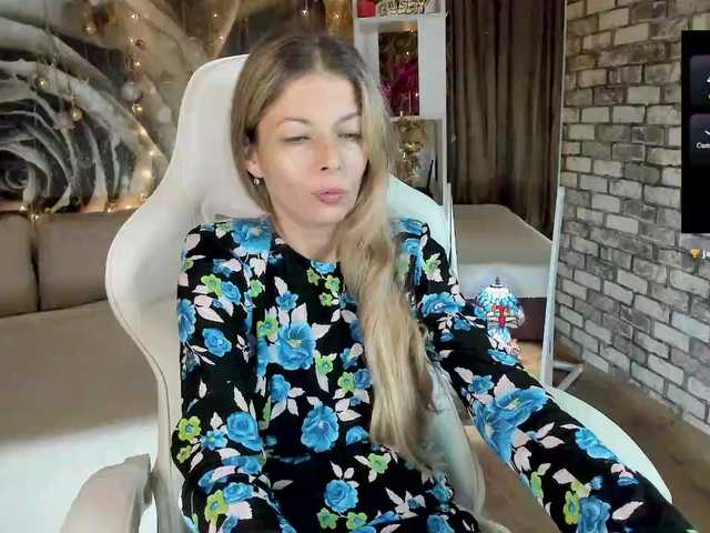 Eva-Melow's BongaCams show and profile