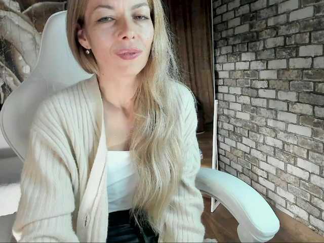 Eva-Melow's BongaCams show and profile