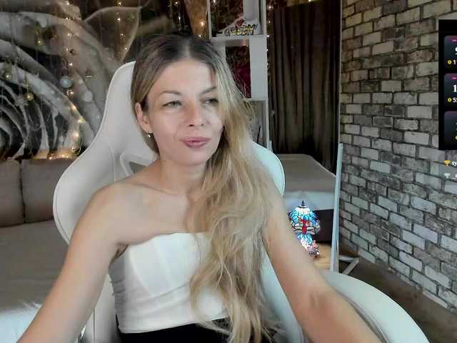 Eva-Melow's BongaCams show and profile