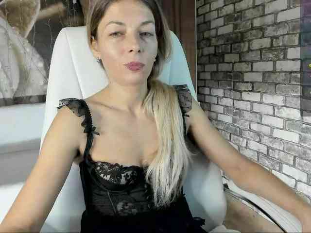 Eva-Melow Live Webcam on BongaCams