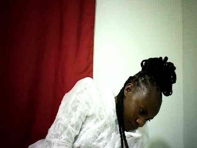 Pierra77 Live Webcam on BongaCams